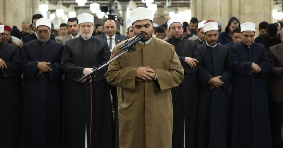 أئمة القبلة بالجامع الأزهر يؤمون المصلين بالقراءات المتواترة في صلاة التراويح
