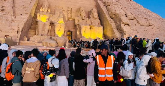 اصطفاف السياح الأجانب والمصريين لمشاهدة تعامد الشمس بأبو سمبل