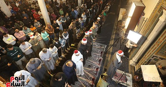 دعاء المصلين يعانق السماء.. زحام إيماني في خامس ليالي رمضان بمسجد عمرو بن العاص.. صور 