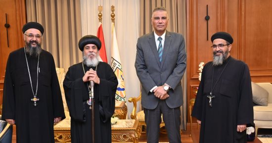 محافظ جنوب سيناء يستقبل الأنبا أبوللو والوفد المرافق للتهنئة بقدوم رمضان