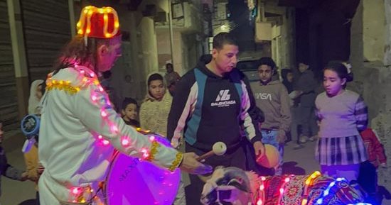 فانوس وخروف مضىء.. مسحراتي الدقهلية يظهر بإطلالة مختلفة