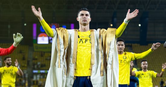 رونالدو ومودريتش ونوير يتصدرون قائمة المعمرين فى الملاعب بعد الأربعين