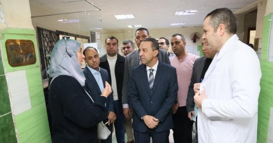 محافظ المنوفية يحيل 12 عاملا بمجمع عيادات أبو بكر الصديق للتأمين الصحي للتحقيق