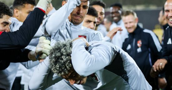 لاعبو الأهلى يحتفلون بعيد ميلاد إمام عاشور على طريقتهم الخاصة.. صور