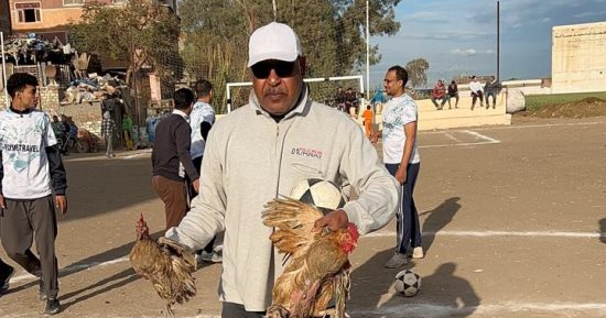 ضربة البداية بأقدام فرختين ومشنة فاكهة لأحسن لاعب دورة رمضانية بالدقهلية.. فيديو