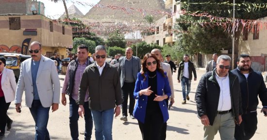 محافظ الجيزة يتفقد منطقة نزلة السمان لمتابعة تطوير محيط الأهرامات.. صور