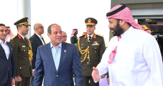 ولى العهد السعودى يصطحب الرئيس السيسى لتوديعه بمطار الملك عبد العزيز بجدة
