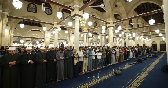 آلاف المصلين يؤدون العشاء والتراويح بالجامع الأزهر في سادس ليالى رمضان
