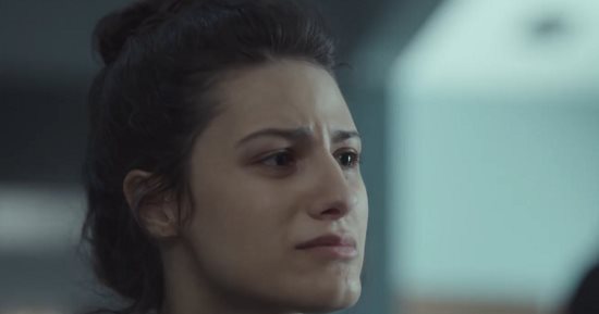 مسلسل صحاب الأرض الحلقة 6.. كيرا يغنم تطمئن على زوجها بعد استهداف المدرسة