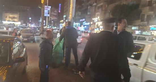 هيئة النظافة والتجميل بالجيزة تشن حملة مكبرة على النباشين فى الهرم.. صور