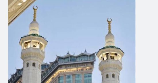 حراس البيت العتيق.. مآذن المسجد الحرام وسر الأهلة الذهبية التى تعلوها.. تعكس تطورا تاريخيًا.. رحلة بدأت في عهد الخليفة أبي جعفر المنصور.. كل مئذنة مقسمة لخمسة أقسام.. و13 تحفة معمارية تجسد طرازًا  إسلاميًا