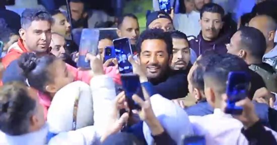الأمن يتدخل للسيطرة على تدافع الجمهور على عمرو سعد أثناء تصوير مسلسل إفراج المعروض على MBC