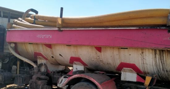 ضبط سيارتى كسح مخالفتين لإلقائهما مخلفات بالقرب من المناطق السكنية بنجع حمادى