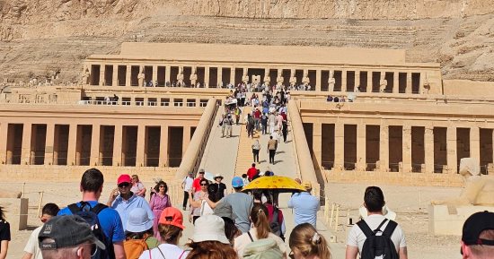 تحفة معمارية فى قلب الجبل.. توافد كبير من السياح على معبد الملكة حتشبسوت.. صور