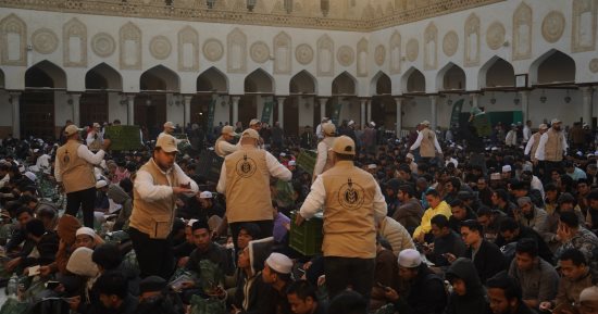 رواد الجامع الأزهر يشكرون الشيخ أحمد الطيب على مبادرة «إفطار صائم»