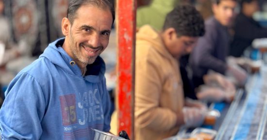 مطبخ الخير يواصل عمله للعام السادس عشر على التوالى بقرية زاوية جروان فى المنوفية.. منسق مبادرة إفطار صائم: نوزع 300 وجبة على غير القادرين بالقرية يوميا والتبرعات تنهال علينا منذ بداية الشهر وهدفنا إسعاد البسطاء