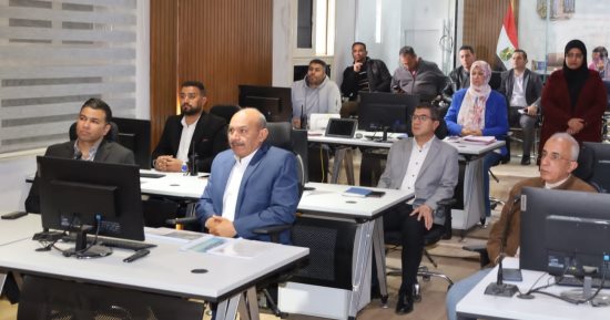 محافظ السويس يتابع سير العمل بالشبكة الوطنية للطوارئ والسلامة العامة