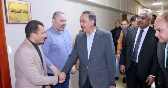 محافظ سوهاج يتفقد إدارات الديوان العام ويوجه بتحسين الخدمات 