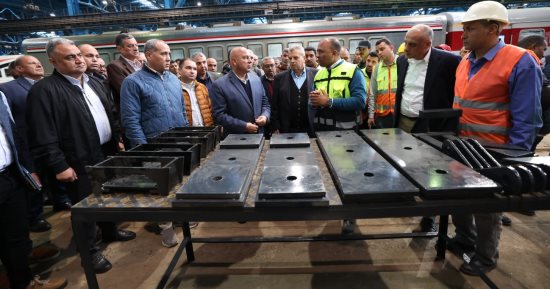 ​وزير النقل يتفقد ورش كوم أبو راضى وشركة "كولواي مصر" ويتناول الإفطار مع العاملين