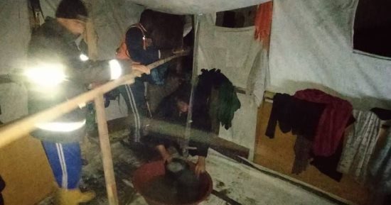 الأمطار تُغرق خيام النازحين الفلسطينيين وتُعمق مأساتهم في مواصي خانيونس