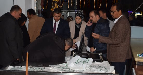 حملات مسائية مكثفة لضبط الأسعار وسلامة الغذاء بحي عتاقة في السويس 
