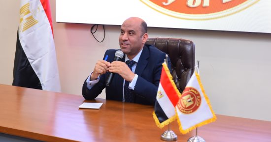 وزير العمل يشهد تسليم أجهزة تابلت لمفتشى العمل بمحافظتى المنوفية والدقهلية