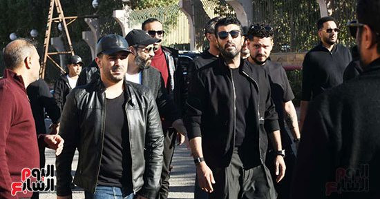 عصام السقا ورنا رئيس وسوزان نجم الدين يواسون مى عمر فى جنازة والدها.. صور 