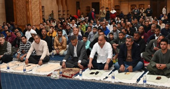 محافظ جنوب سيناء يؤدى صلاة التراويح بمسجد الصحابة ويتفقد المركز الثقافي الإسلامي