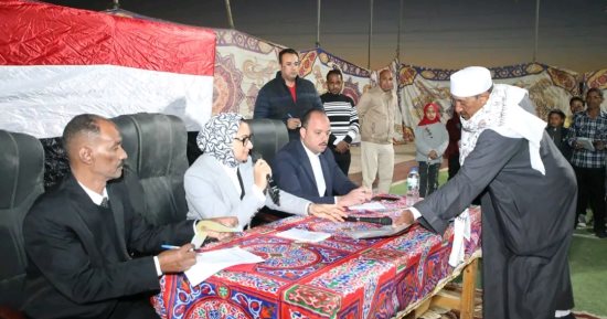 محافظ الوادي الجديد تعقد لقاءً جماهيريًا مع أهالي قرى الشركة بمركز الخارجة