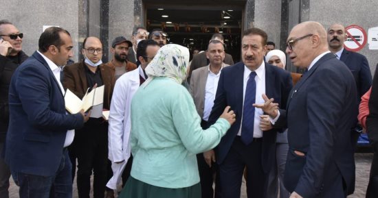 محافظ بورسعيد يستمع لـ عدد من المرضى عن مستوى الخدمة الطبية بمستشفى الصدر