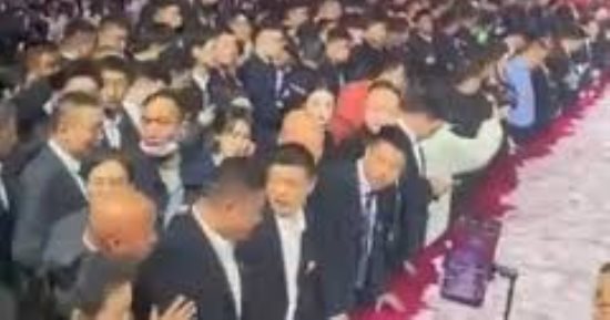 مكافأتك على قد ما تشيل.. شركة صينية تكرم موظفيها بطريقة خاصة «فيديو»