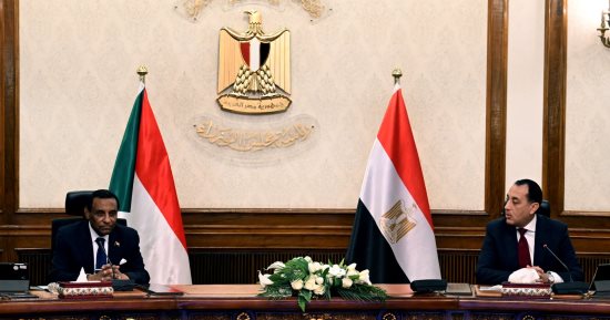 جلسة مباحثات ثنائية بين مصطفى مدبولى ورئيس مجلس الوزراء الانتقالى السودانى