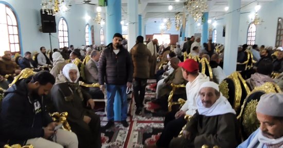 الحزن يخيم على الجميع.. إقامة عزاء والد مى عمر بمسقط رأسه بالبحيرة.. فيديو