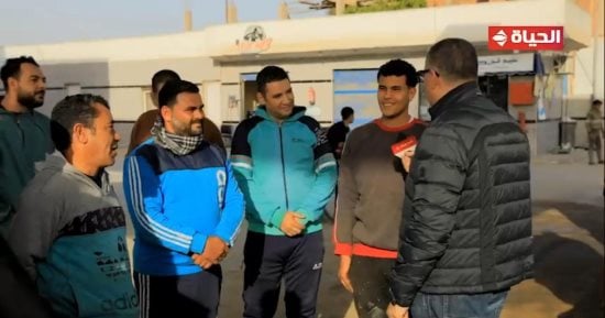 عمرو الليثي يجبر بخاطر العاملين بمحطة وقود ويهديم جوائز مالية