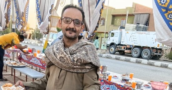 العطاء يوحدنا.. مسيحى يشارك فى تجهيز مائدة إفطار رمضان بكلابشة بأسوان.. فيديو