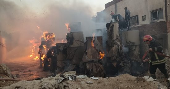 مدير أمن الشرقية يصل موقع حريق شركة تعبئة وتغليف بالعاشر من رمضان 