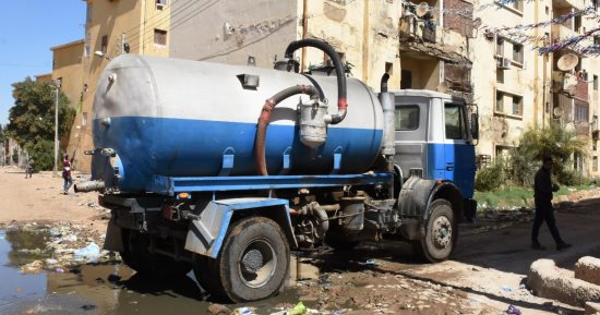 محافظ أسوان: لجنة فنية لمواجهة مشكلات الصرف بالسيل الجديد