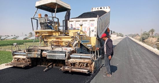 محافظة سوهاج: رصف طريق نزلة علي بالمدينة الصناعية بطول 3.5 كيلو متر