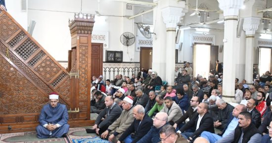 محافظ الفيوم يؤدى صلاة الجمعة بمسجد ناصر الكبير ويهنئ المواطنين برمضان