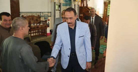 محافظ سوهاج يلتقى المواطنين عقب صلاة الجمعة للاستماع لمطالبهم