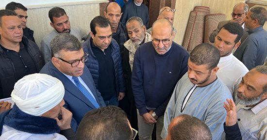 محافظ قنا يؤدى شعائر صلاة الجمعة بمسجد ناصر.. ويؤكد: مكتبى مفتوح للجميع