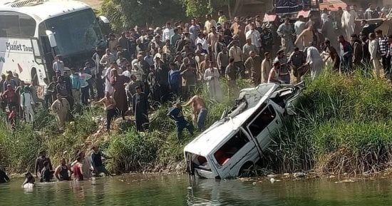مصرع سائق وإصابة 13 شخصا فى انقلاب سيارة بترعة الرياينة بالأقصر.. صور