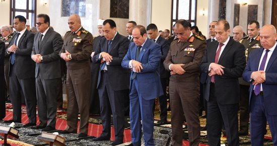 الرئيس السيسى يؤدي صلاة الجمعة بمسجد المشير طنطاوي تزامنًا مع احتفالات العاشر من رمضان.. الرئيس السيسى يهنئ القوات المسلحة ويشيد بدورها في حماية الأمن القومي.. ويوجه التحية لأرواح الشهداء الأبرار