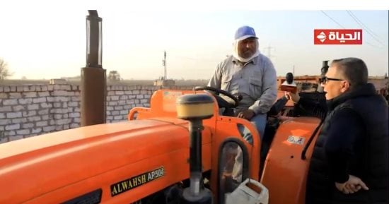 عمرو الليثى يجبر بخاطر سائق جرار بالجيزة ويهديه جائزة مالية فى «أجمل ناس»