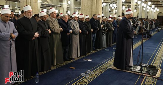 مشهد إيماني مهيب في الأزهر.. آلاف المصلين يؤدون العشاء والتراويح بالقراءات العشر