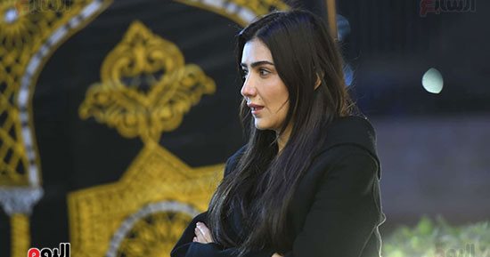 محمد سامى يواسى والدة زوجته مى عمر فى عزاء والدها