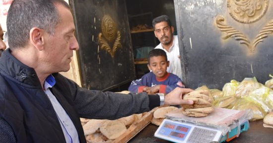 محافظ أسوان يطالب بالإبلاغ عن أى مخالفات في رغيف الخبز