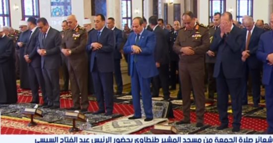 الرئيس السيسى يؤدى صلاة الجمعة بمسجد المشير فى ذكرى العاشر من رمضان