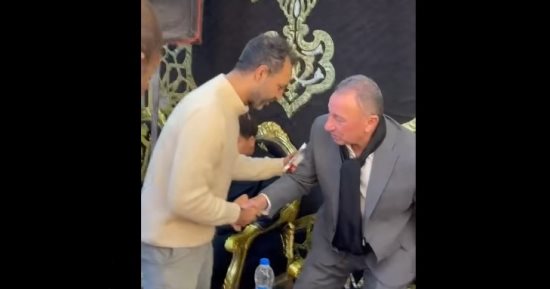 لقطة إنسانية بين الخطيب وأحمد مرتضى في عزاء أسطورة الترسانة تشعل منصات التواصل.. صور