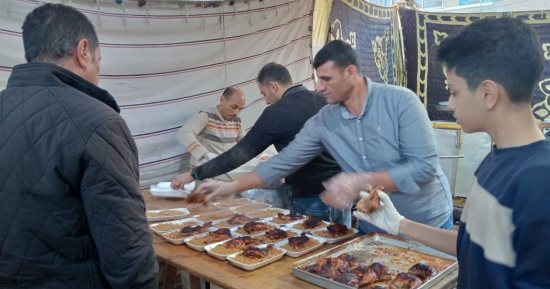 لحوم وفراخ.. تجهيز 1500 وجبة لإفطار الصائمين فى كفر الشيخ.. مباشر